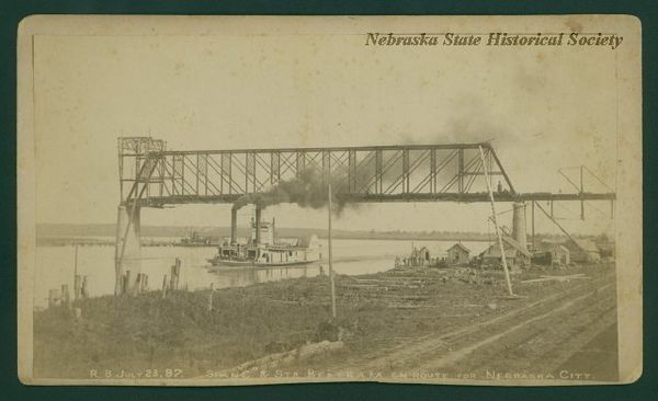 Bridge_construction_over_Missouri_River.jpg